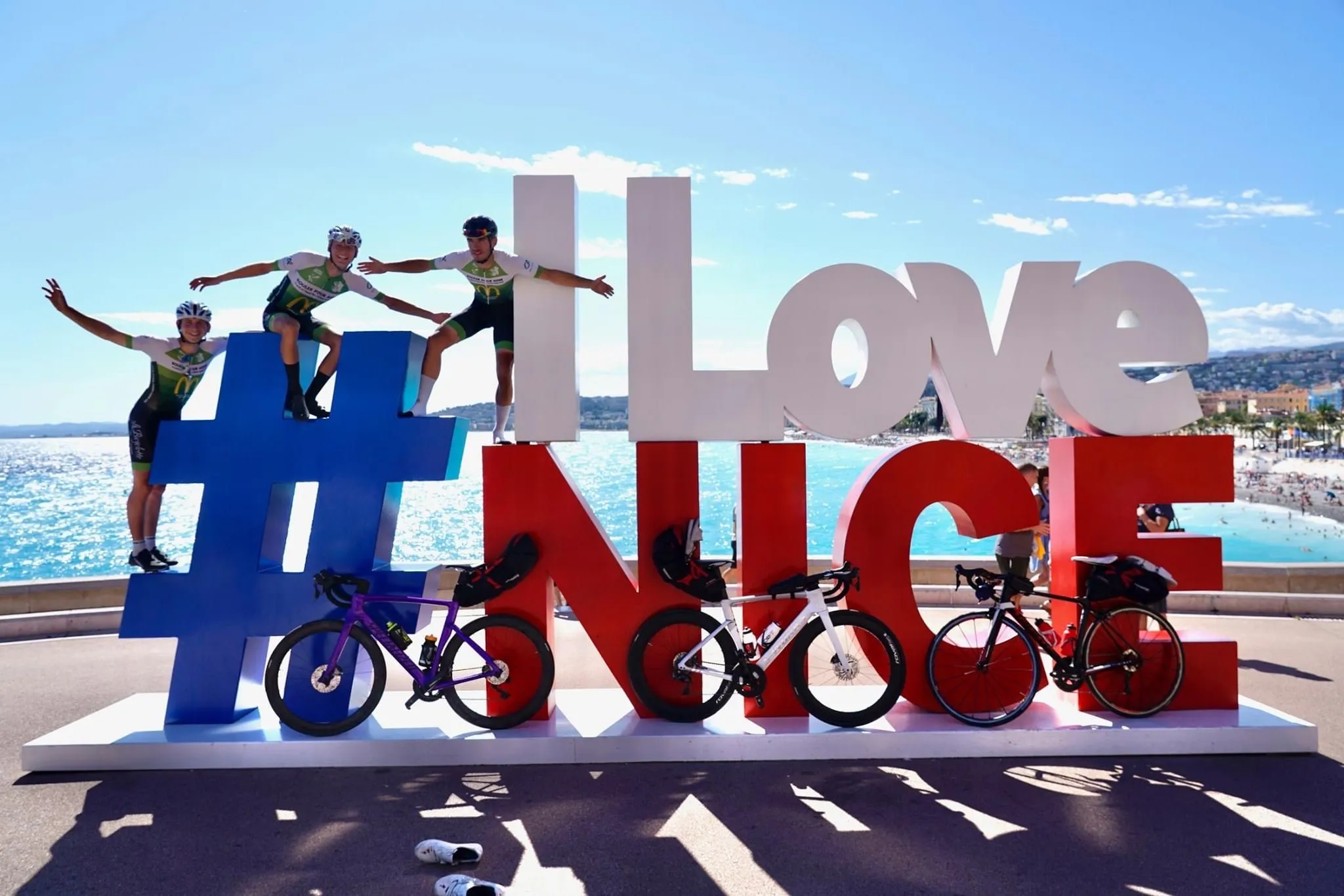 Les trois cyclistes de Rouler pour aider à l'arrivée de la première édition, sur la promenade des Anglais à Nice