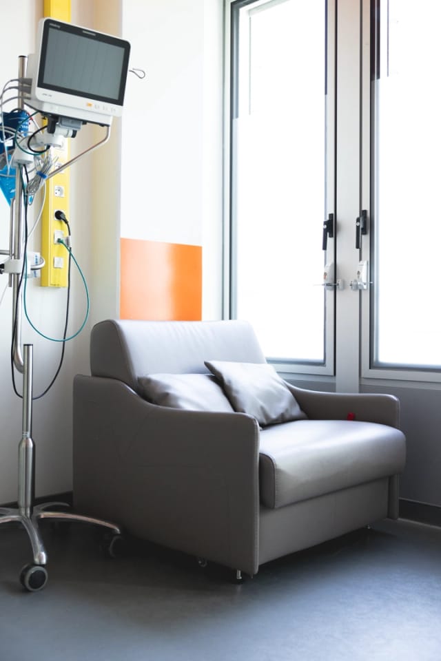 Un fauteuil-lit installé dans une chambre de l'hôpital