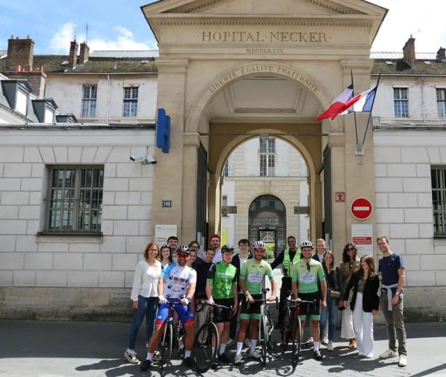 Le groupe devant la porte de l'Hôpital Necker – Enfants malades, à Paris