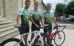 Les trois cyclistes de l'édition 2020 posant avec leurs vélos